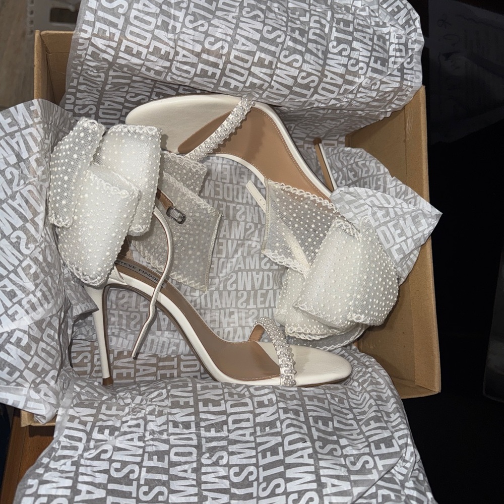 Steve Madden White Heels with Pearl Bow Accent - Picture 3 of 6